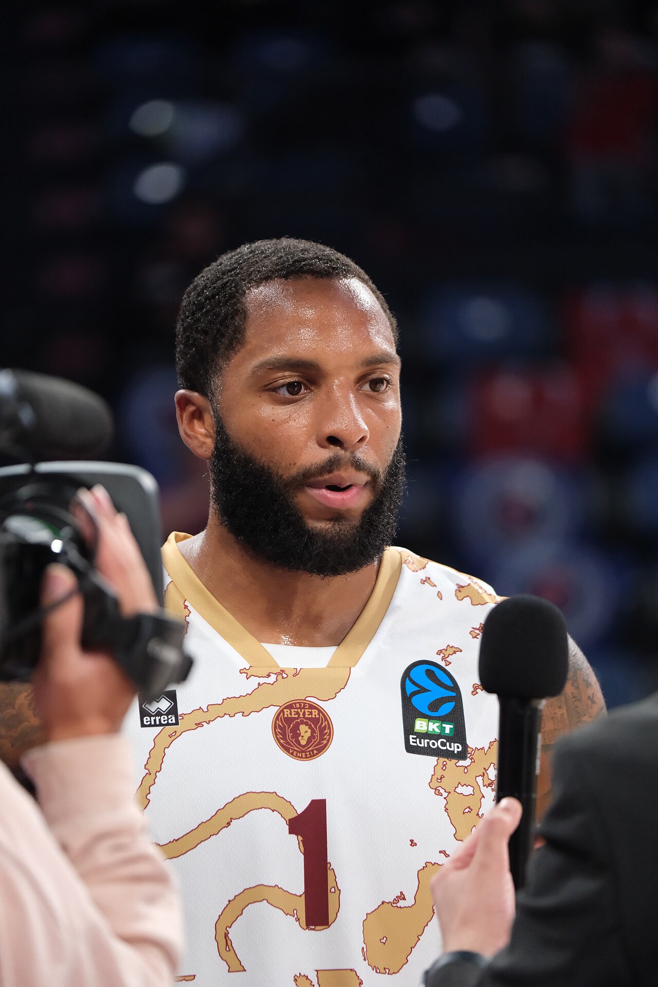 Mercato Olimpia: una firma in regia e l’addio di Shields